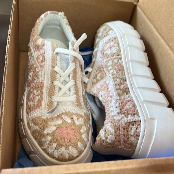 Free People Catch Me If You Can Crochet Sneaker in Peach and Whi SZ 8 (38) NEW - Picture 3 of 11